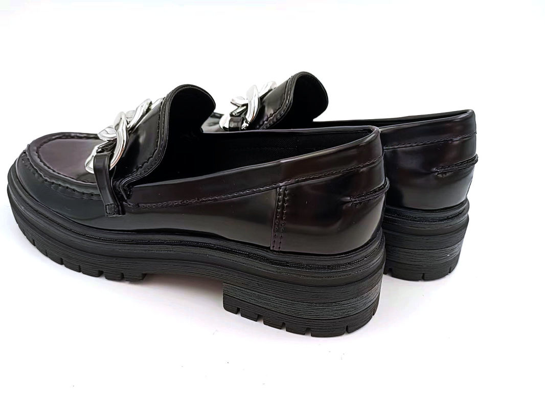Des chaussures à talons rondes pour femmes à talons plats avec une partie supérieure en cuir