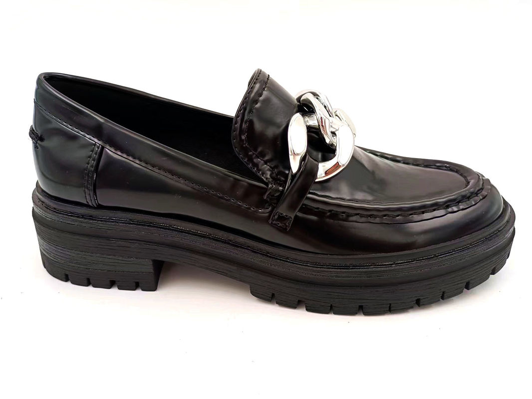 Des chaussures à talons rondes pour femmes à talons plats avec une partie supérieure en cuir