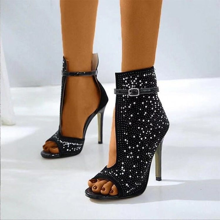Chaussures à talons stilettés de femmes élégantes de couleur noire, blanche, brune