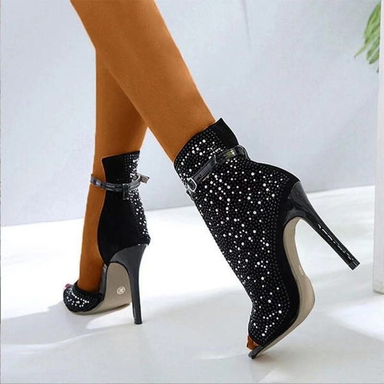 Chaussures à talons stilettés de femmes élégantes de couleur noire, blanche, brune