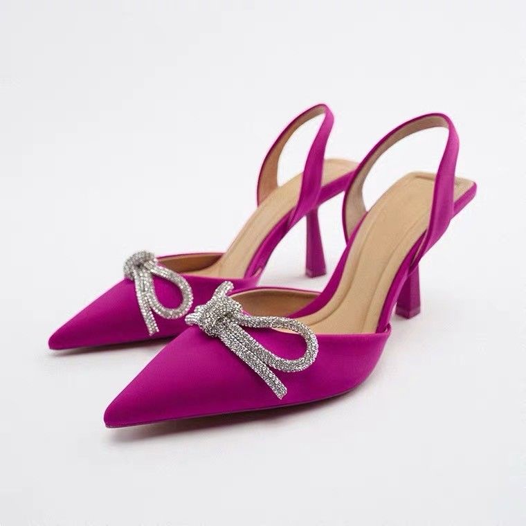 Des sandales à talons hauts pour femmes avec une couleur bleue et blanche