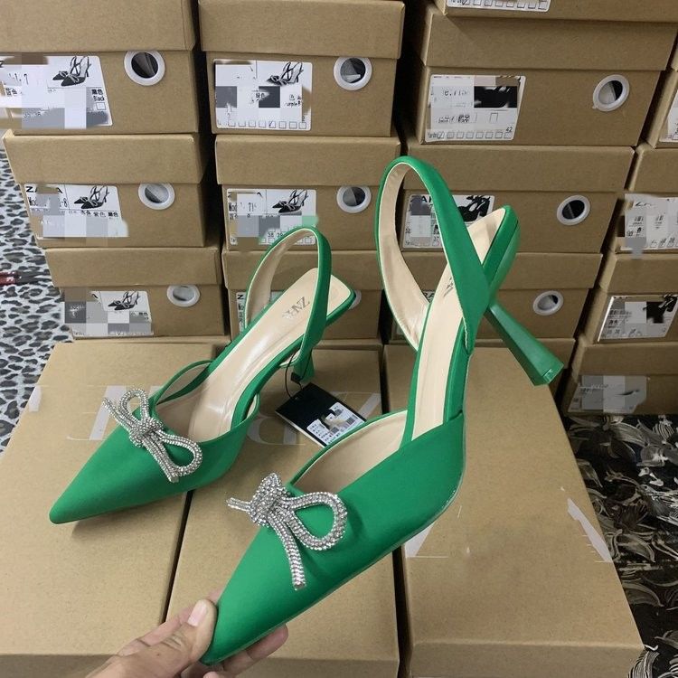 Des sandales à talons hauts pour femmes avec une couleur bleue et blanche