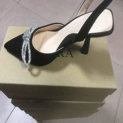 Des sandales à talons hauts pour femmes avec une couleur bleue et blanche