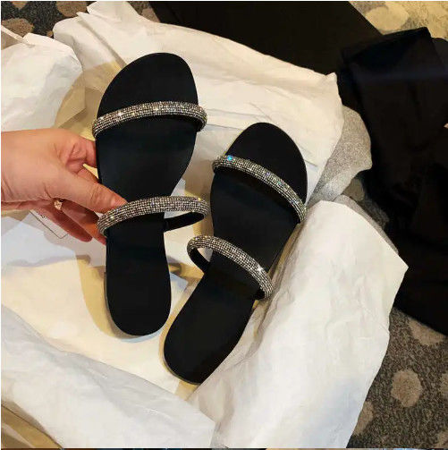 Des sandales plates d'été pour femmes avec boucle de fermeture