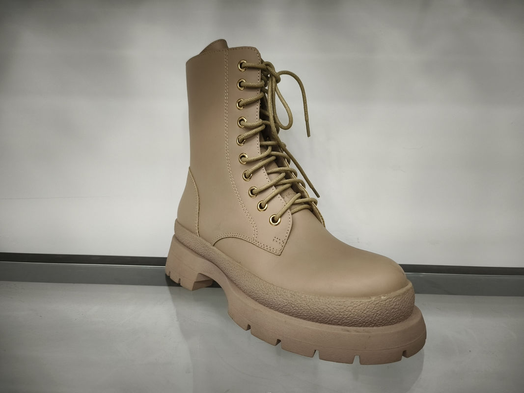 Des bottes synthétiques à talons hauts avec semelle en caoutchouc pour les femmes sophistiquées et élégantes