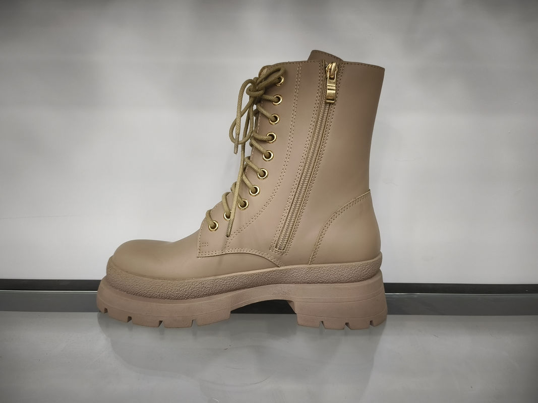 Des bottes synthétiques à talons hauts avec semelle en caoutchouc pour les femmes sophistiquées et élégantes